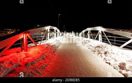 Umea, Norrland Svezia - 10 febbraio 2021: Il vecchio ponte per biciclette di notte Foto Stock