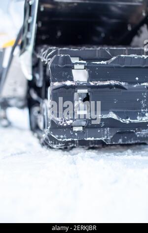 La parte posteriore della motoslitta in inverno. Cavalcare nella neve su una motoslitta. Sospensione posteriore di una motoslitta Foto Stock