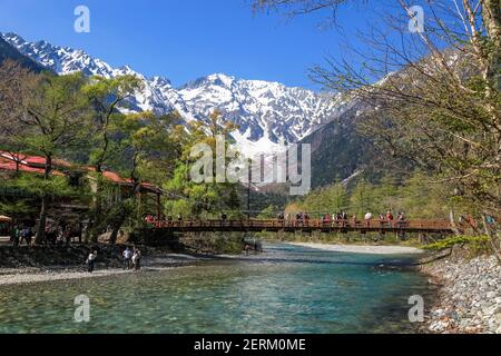 NAGOYA GIAPPONE - 20 maggio 2016: Tourist e Kappa ponte sul fiume azusa., Kamikochi National Park nelle Alpi del Giappone settentrionale della prefettura di Nagano, Giappone. Foto Stock