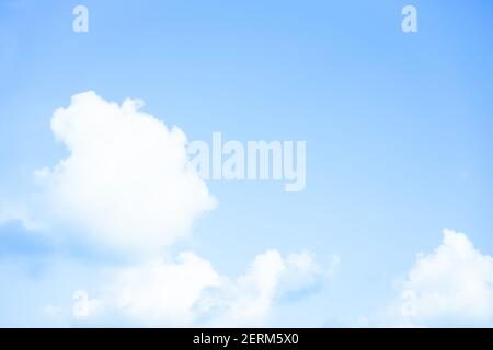 vista del meraviglioso cielo di bue e nuvole sfondo con copia spazio per sfondo o banner Foto Stock