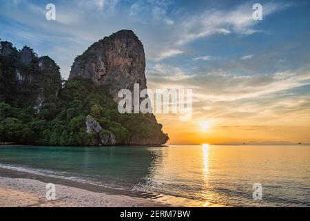 Le isole tropicali vista tramonto con mare blu oceano e spiaggia di sabbia bianca a Railay Beach, Krabi Thailandia paesaggio naturale Foto Stock