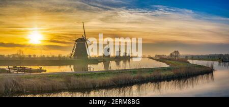 Rotterdam Paesi Bassi, panorama dell'alba paesaggio naturale del mulino a vento olandese presso il villaggio di Kinderdijk Foto Stock