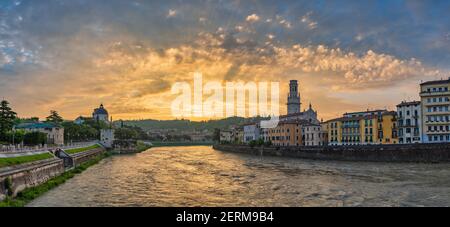 Verona Italia, panorama dall'alba dello skyline della città sul fiume Adige e la Cattedrale di Verona Foto Stock