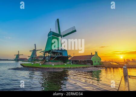 Amsterdam Paesi Bassi, il paesaggio dell'alba del mulino a vento olandese e la casa tradizionale a Zaanse Schans Village Foto Stock