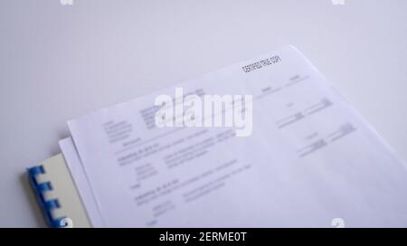 Stampaggio in gomma con copia certificata True sul documento. Isolato su sfondo bianco. Foto Stock