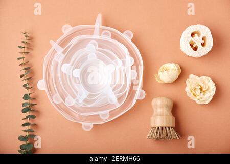 Un set di coperture elastiche rotonde in silicone a basso impatto ambientale. Prodotti da cucina riutilizzabili e ecologici. Senza sprechi e senza plastica sostenibile Foto Stock