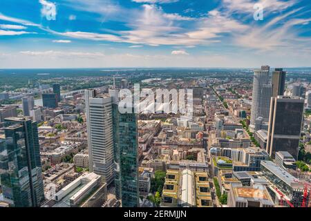 Francoforte Germania, vista ad alto angolo dello skyline della città presso il centro affari e la stazione principale di Francoforte Foto Stock