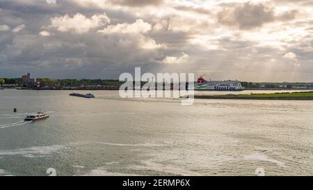 Rotterdam, South Holland, Paesi Bassi - 10 maggio 2019: Vista dal Calandkanaal verso il terminal dei traghetti di Hook of Holland Foto Stock