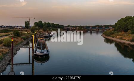 Duisburg, Renania Settentrionale-Westfalia, Germania - 07 agosto 2018: Navi sulla riva del fiume Ruhr con la Ruhrwehr e Ruhrschleuse sullo sfondo Foto Stock