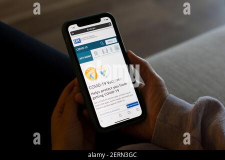 Una donna visita la pagina dei vaccini COVID-19 sul sito ufficiale dei Centri per il controllo e la prevenzione delle malattie (CDC) il 26 febbraio 2021. Foto Stock