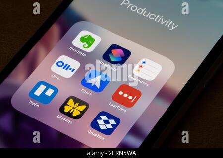 App di produttività assortite vengono visualizzate su un iPhone: Evernote, tasti di scelta rapida Apple, Promemoria, Otter, Spark, LastPass, Trello, Ulisse e Dropbox. Foto Stock