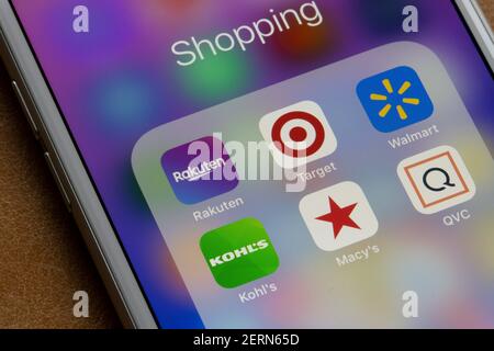 L'app mobile Rakuten è presente tra le altre app per lo shopping su un iPhone. Rakuten lavora in negozi come Target, Walmart, Kohl's, Macy's, OVC, e simili. Foto Stock
