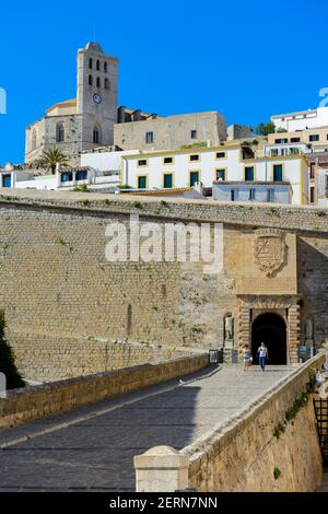 Ibiza, Spagna - 22 giugno 2013: Ingresso alla parte vecchia della città di Ibiza. Possiamo vedere le mura e l'ingresso al noto come 'Portal de ses Taul Foto Stock