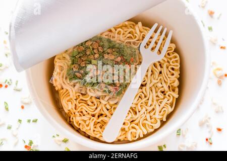 primo piano tagliatelle istantanee nella confezione Foto Stock