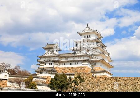 HIMEJI, GIAPPONE - 2 APRILE 2017 : Castello di Himeji nella stagione di primavera., bellissimo castello bianco di Heron nella prefettura di Hyogo, Giappone di Kansai., con la bella cherra Foto Stock