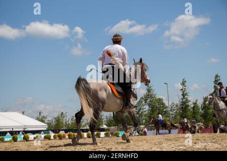 Equitazione con archer in abiti etnici a cavallo Foto Stock