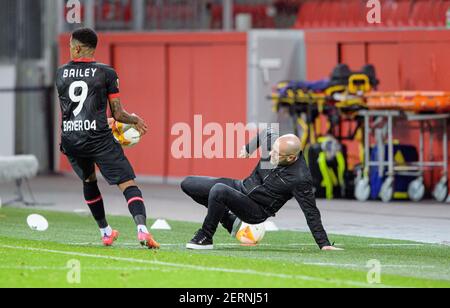 Leverkusen, Germania. 25 febbraio 2021. Allenatore Peter BOSZ (LEV) scivola mentre dà la palla a Leon BAILEY (LEV), scivola, inciampare, calcio d'autunno Europa League, round di 32 ritorno partita, Bayer 04 Leverkusen (LEV) - Young Boys Bern, su 02.25.2021 a Leverkusen/Germania. Â | utilizzo in tutto il mondo Credit: dpa/Alamy Live News Foto Stock