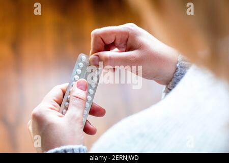 la ragazza prende le pillole di controllo di nascita Foto Stock