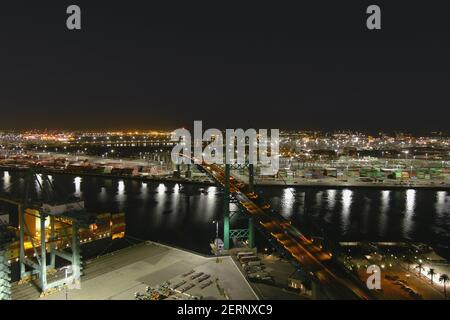 Una vista aerea del ponte Vincent Thomas, domenica 28 febbraio 2021, a San Pedro, Calif. Foto Stock