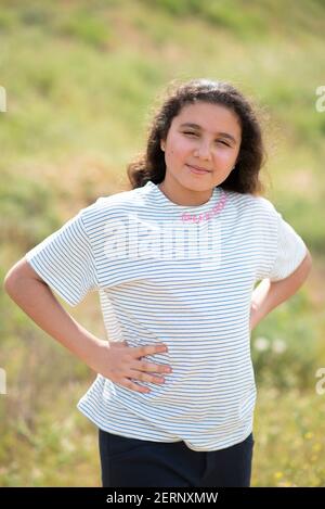 Bella ragazza medio orientale di 12 anni in natura Foto Stock