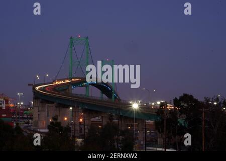 Una visione generale del ponte Vincent Thomas, domenica 28 febbraio 2021, a San Pedro, Calif. Foto Stock