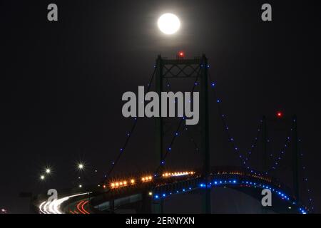 Una visione generale di una luna piena sul ponte Vincent Thomas, Domenica, 28 febbraio 2021, a San Pedro, Calif. Foto Stock