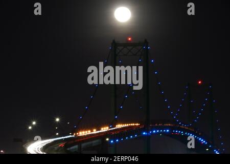 Una visione generale di una luna piena sul ponte Vincent Thomas, Domenica, 28 febbraio 2021, a San Pedro, Calif. Foto Stock