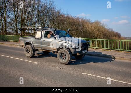 1997 90s novanta Toyota Hilux 2,4 Turbo-D4wd pick-up; traffico veicolare, veicoli in movimento, auto, veicoli che guidano su strade del Regno Unito, motori, automobilismo sulla rete stradale autostradale M6 Foto Stock