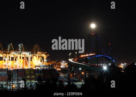 Una visione generale di una luna piena sul ponte Vincent Thomas, Domenica, 28 febbraio 2021, a San Pedro, Calif. Foto Stock