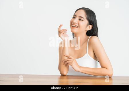 ritratto di attraente donna asiatica cura della pelle immagine su bianco sfondo Foto Stock