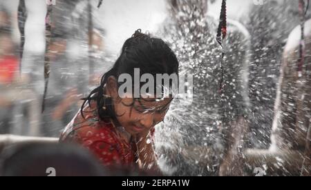 L'etnia Rakhaine comunità, nel quartiere Patiakhali, festeggia tre giorno Festival dell'acqua come una parte del loro nuovo anno celebrazione da 21a 23 A Foto Stock