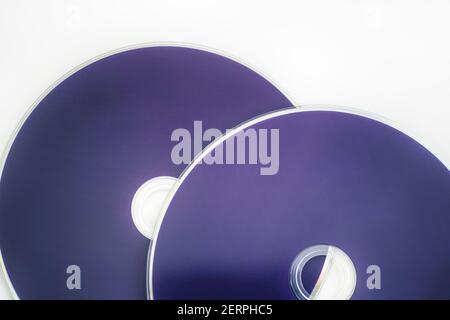 Due DVD viola su sfondo bianco. Primo piano Foto Stock