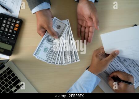 man dollari denaro corruzione analizzare crescita profitto fondi commerciali finanziari E cambio di valuta concetto di corruzione dollari degli Stati Uniti Foto Stock