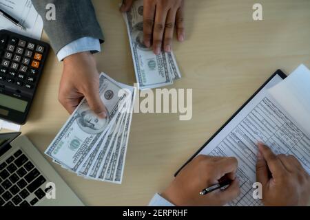 man dollari denaro corruzione analizzare crescita profitto fondi commerciali finanziari E cambio di valuta concetto di corruzione dollari degli Stati Uniti Foto Stock