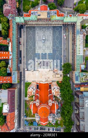 Szeged, Ungheria - veduta aerea dall'alto verso il basso della Chiesa Votiva e della Cattedrale di nostra Signora d'Ungheria (Szeged Dom) e Piazza Dom in una soleggiata giornata estiva Foto Stock