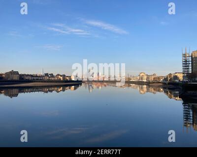 La mattina presto, la vista da Canary Wharf Riverside, Londra, Regno Unito, verso lo skyline della città di Londra durante il blocco, 2021 febbraio Foto Stock