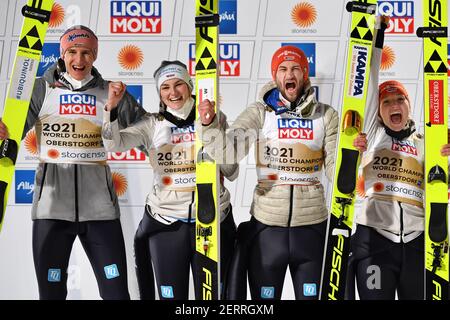 Team Germania con da sinistra: Karl GEIGER (GER), Anna RUPPRECHT, Markus EISENBICHLER (GER) e Katharina ALTHAUS giubilo, gioia, entusiasmo, vincitore, vincitore. Sci Jumping Mixed Normal Hill Team, Ski Jumping Mixed Team, Team Jumping Normal Hill FIS Nordic World Ski Championships 2021 a Oberstdorf dal 22.02.-07.03.2021. Â | utilizzo in tutto il mondo Foto Stock