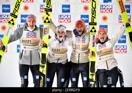 Team Germania con da sinistra: Karl GEIGER (GER), Anna RUPPRECHT, Markus EISENBICHLER (GER) e Katharina ALTHAUS giubilo, gioia, entusiasmo, vincitore, vincitore. Sci Jumping Mixed Normal Hill Team, Ski Jumping Mixed Team, Team Jumping Normal Hill FIS Nordic World Ski Championships 2021 a Oberstdorf dal 22.02.-07.03.2021. Â | utilizzo in tutto il mondo Foto Stock