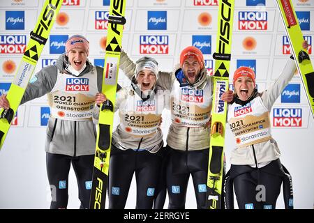 Team Germania con da sinistra: Karl GEIGER (GER), Anna RUPPRECHT, Markus EISENBICHLER (GER) e Katharina ALTHAUS giubilo, gioia, entusiasmo, vincitore, vincitore. Sci Jumping Mixed Normal Hill Team, Ski Jumping Mixed Team, Team Jumping Normal Hill FIS Nordic World Ski Championships 2021 a Oberstdorf dal 22.02.-07.03.2021. Â | utilizzo in tutto il mondo Foto Stock