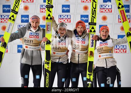 Team Germania con da sinistra: Karl GEIGER (GER), Anna RUPPRECHT, Markus EISENBICHLER (GER) e Katharina ALTHAUS giubilo, gioia, entusiasmo, vincitore, vincitore. Sci Jumping Mixed Normal Hill Team, Ski Jumping Mixed Team, Team Jumping Normal Hill FIS Nordic World Ski Championships 2021 a Oberstdorf dal 22.02.-07.03.2021. Â | utilizzo in tutto il mondo Foto Stock