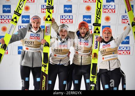 Team Germania con da sinistra: Karl GEIGER (GER), Anna RUPPRECHT, Markus EISENBICHLER (GER) e Katharina ALTHAUS giubilo, gioia, entusiasmo, vincitore, vincitore. Sci Jumping Mixed Normal Hill Team, Ski Jumping Mixed Team, Team Jumping Normal Hill FIS Nordic World Ski Championships 2021 a Oberstdorf dal 22.02.-07.03.2021. Â | utilizzo in tutto il mondo Foto Stock