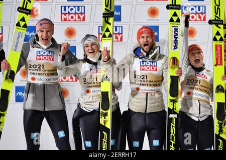 Team Germania con da sinistra: Karl GEIGER (GER), Anna RUPPRECHT, Markus EISENBICHLER (GER) e Katharina ALTHAUS giubilo, gioia, entusiasmo, vincitore, vincitore. Sci Jumping Mixed Normal Hill Team, Ski Jumping Mixed Team, Team Jumping Normal Hill FIS Nordic World Ski Championships 2021 a Oberstdorf dal 22.02.-07.03.2021. Â | utilizzo in tutto il mondo Foto Stock