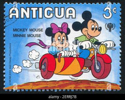 ANTIGUA - CIRCA 1980: Francobollo stampato da Antigua, mostra personaggi Disney, Minnie in sidecar, circa 1980 Foto Stock