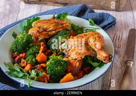 piatto di pollo con verdure e patate Foto Stock