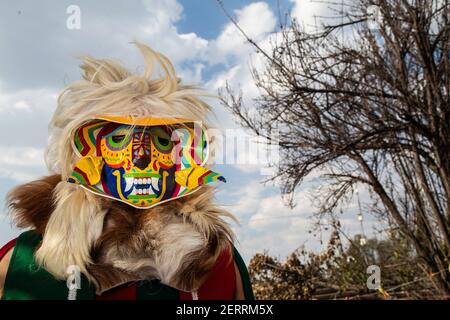 Una persona indossa una tradizionale maschera di legno, mentre partecipa durante la danza pre-ispanica di Alchileos , considerata una delle più antiche danze pre-ispaniche del nostro paese, che è stata conservata da persone della comunità, insegnando ai loro figli e nipoti a preservare la tradizione. La danza Alchileos viene eseguita per celebrare il santo patrono di San Francisco Mazapa. Teotihuacan, Messico, 27 febbraio 2021. Foto di Ricardo Castelan Cruz/Eyepix/ABACAPRESS.COM Foto Stock