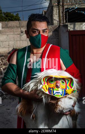 Una persona indossa una tradizionale maschera di legno, mentre partecipa durante la danza pre-ispanica di Alchileos , considerata una delle più antiche danze pre-ispaniche del nostro paese, che è stata conservata da persone della comunità, insegnando ai loro figli e nipoti a preservare la tradizione. La danza Alchileos viene eseguita per celebrare il santo patrono di San Francisco Mazapa. Teotihuacan, Messico, 27 febbraio 2021. Foto di Ricardo Castelan Cruz/Eyepix/ABACAPRESS.COM Foto Stock