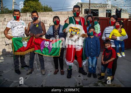 Una persona indossa una tradizionale maschera di legno, mentre partecipa durante la danza pre-ispanica di Alchileos , considerata una delle più antiche danze pre-ispaniche del nostro paese, che è stata conservata da persone della comunità, insegnando ai loro figli e nipoti a preservare la tradizione. La danza Alchileos viene eseguita per celebrare il santo patrono di San Francisco Mazapa. Teotihuacan, Messico, 27 febbraio 2021. Foto di Ricardo Castelan Cruz/Eyepix/ABACAPRESS.COM Foto Stock