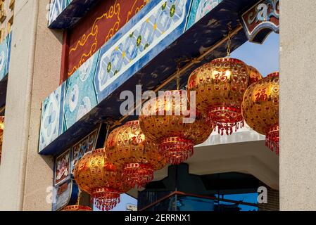 Lanterne rosse appese al piano superiore nell'arco in stile cinese Foto Stock