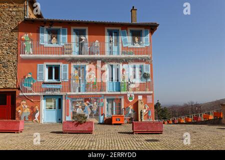 VAUX, FRANCIA, 24 febbraio 2021 : il villaggio fu fonte di ispirazione per il romanzo 'Clochemerle' nel 1937, pubblicato anche in un'edizione illustrata da A. Foto Stock
