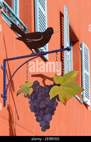 VAUX, FRANCIA, 24 febbraio 2021 : ingresso di una cantina di Beaujolais-villaggi ben noti vini. Foto Stock